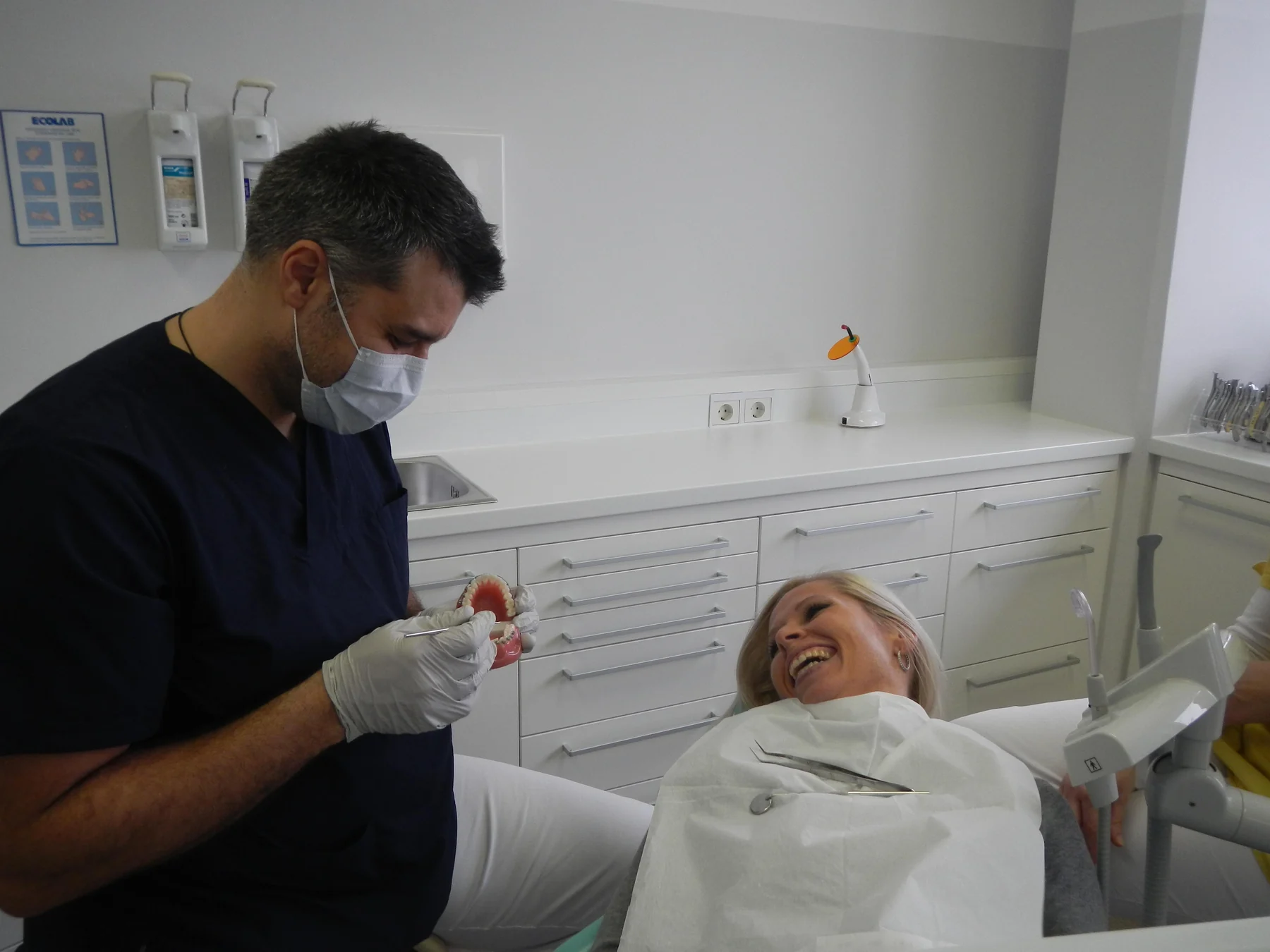 Pogovor s pacientko ob zobnem modelu v ordinaciji Dental Design